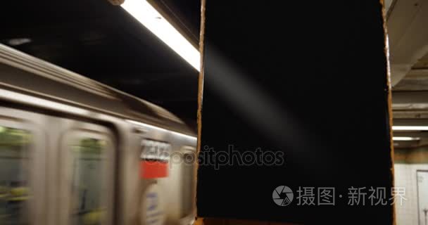 空白标志和曼哈顿地铁离开平台