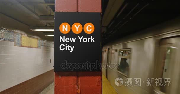 曼哈顿地铁站台与纽约市标志