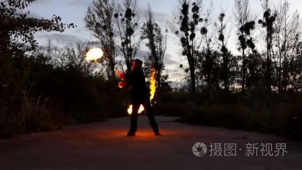 魔法人在斯洛伐克中转动两个点燃的火球