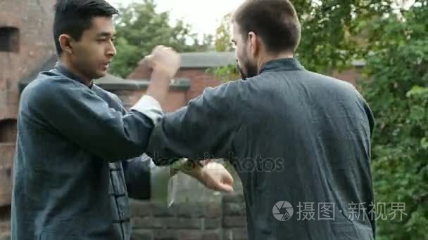 两名男子在传统服装训练中打架视频
