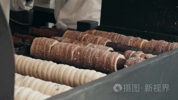 在布拉格市场的街头食品。制作传统的捷克烘焙产品 trdelnik 的过程