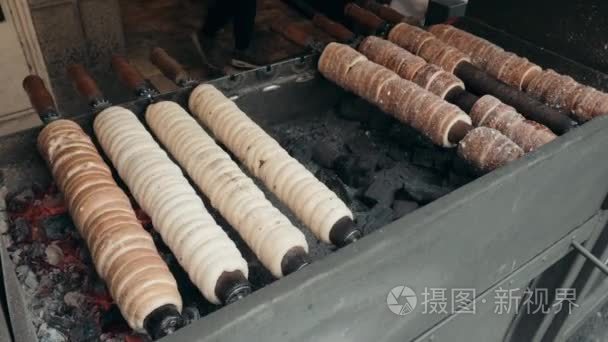 在布拉格市场的街头食品。制作传统的捷克烘焙产品 trdelnik 的过程