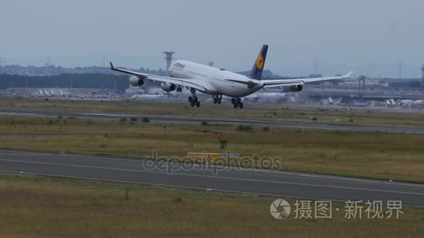 空中巴士 A340 汉莎航空公司降落在机场