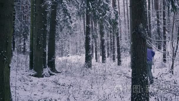 在冬天森林里奔跑的人赛跑。户外灵感与动机概念