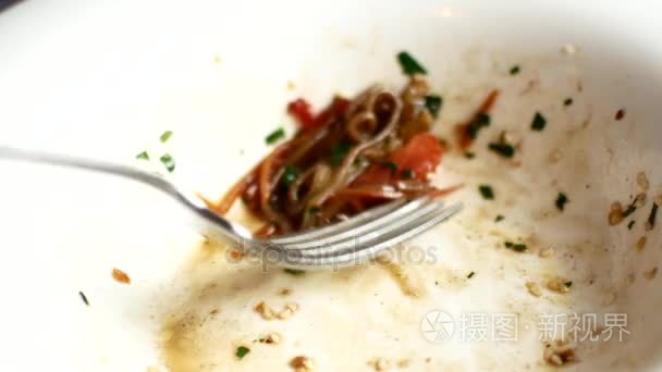 一个人吃亚洲面条用叉子的蔬菜视频