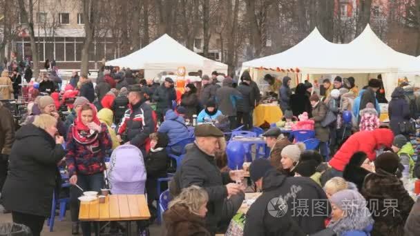 人走在广场上忏悔节狂欢节期间