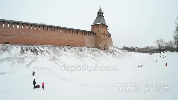 孩子们在冬天滑雪下坡视频