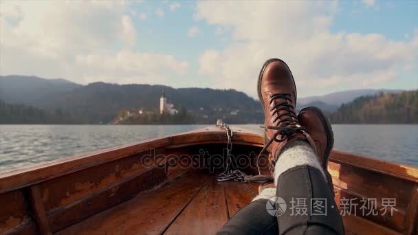 女子脚在船上流血湖视频