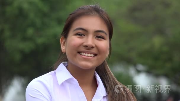 微笑的秘鲁女性青少年