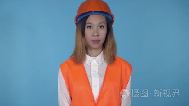 美丽的韩国女建设者显示手势像视频