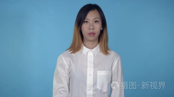 美丽的韩国女性显示不喜欢的标志