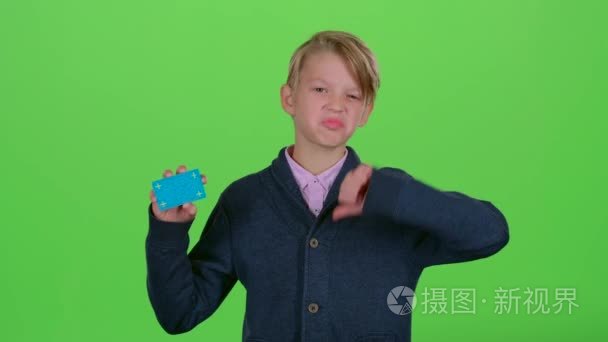 十几岁的男孩与信用卡显示不喜欢, 然后喜欢在一个绿色的屏幕视频