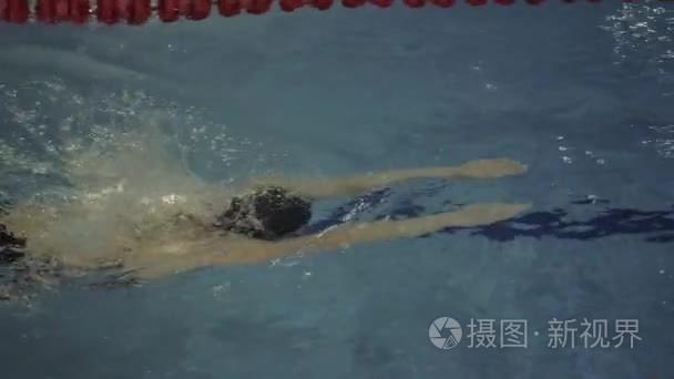 泳镜漂浮蛙泳女子游泳游粪视频