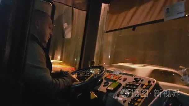 公共巴士司机在夜间工作视频