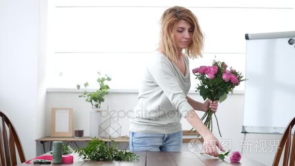 妇女花店制作鲜花花束视频