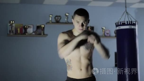 年轻男性拳击手与阴影战斗视频