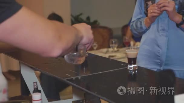 酒吧招待员准备一杯鸡尾酒，并放火烧了它