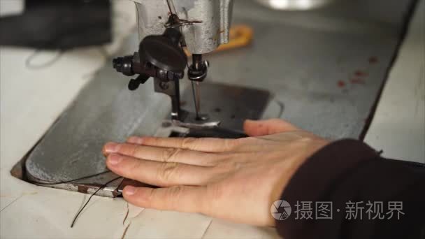 缝纫工在生产皮革配件的缝纫机视频