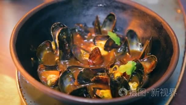 新鲜贻贝碗海鲜料理餐厅视频