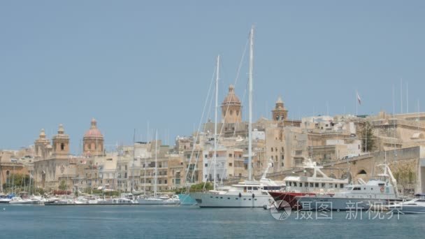 马耳他2016年7月1日 停泊在码头的建筑和游艇