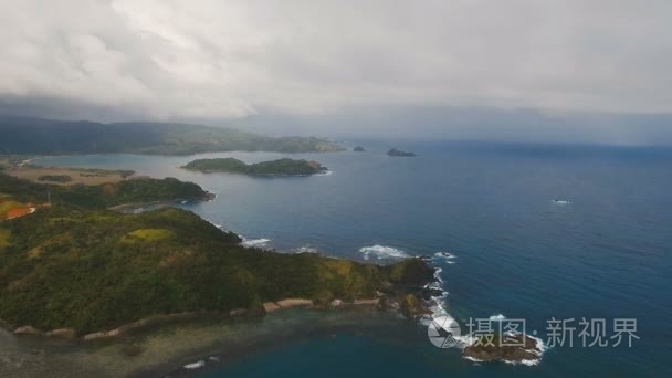 与热带岛屿 沙滩 岩石和波浪的海景。卡坦端内，菲律宾