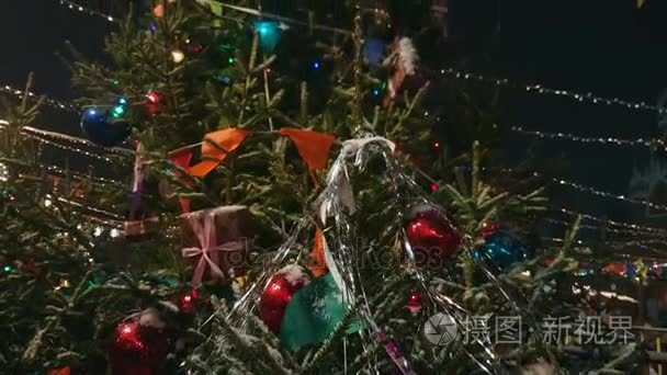 户外市场的圣诞树视频