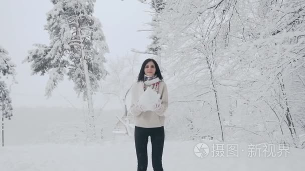 黑色的女人在度假的时候扔在森林里的雪  一个漂亮的微笑。可爱的女孩穿红色的白色围巾和针织手套  和时尚的毛衣。良好的天气和降雪