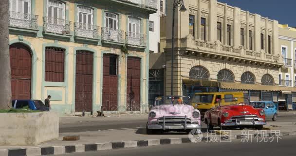 古巴哈瓦那街头的老爷车视频