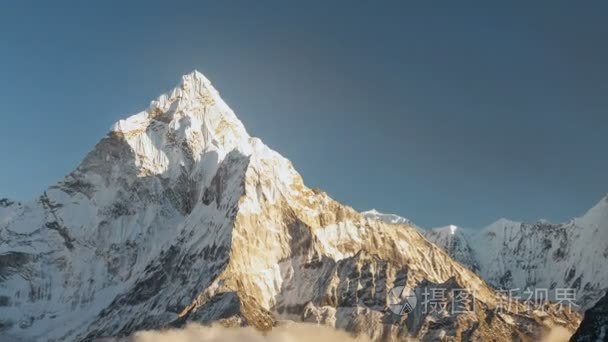 Dablam 6856m 峰附近的 Dingboche 村在尼泊尔的昆布地区  徒步旅行的足迹  导致珠穆朗玛峰基地营地