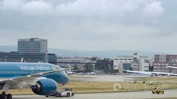 越南航空公司波音787梦幻客机被拖在法兰克福 Am 机场