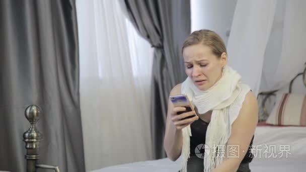 悲伤的  情绪化的女人哭泣  并通过手机发送信息