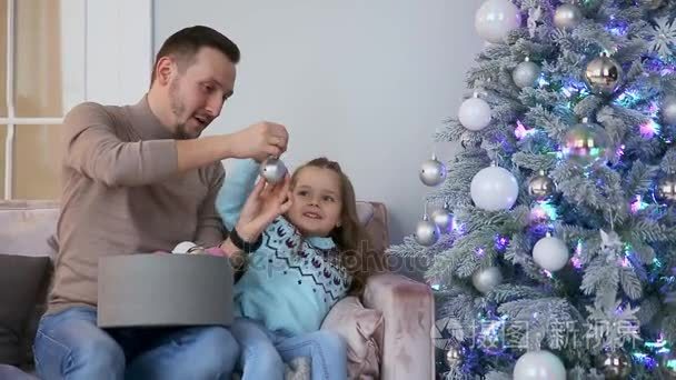 父女装饰圣诞树视频