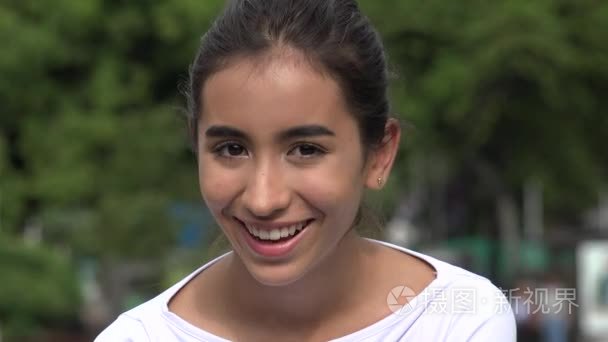 快乐的青少年西班牙裔女性视频