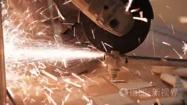 现代企业车间员工生产管材气割视频