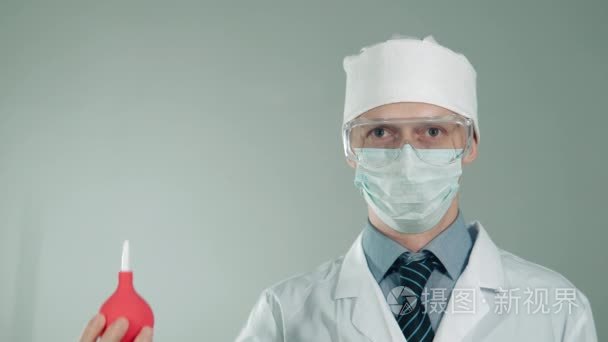 医院的医生用灌肠治疗病人视频
