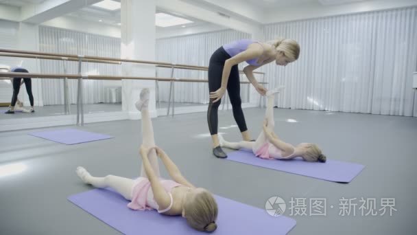 老师在芭蕾舞学校教小女孩视频