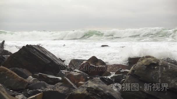 慢动作大风浪从岸边看视频