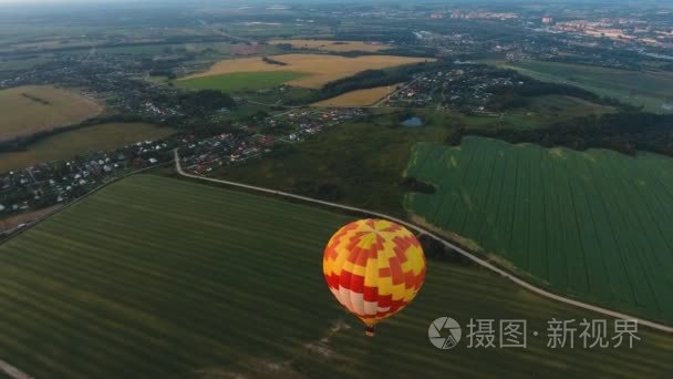 热气球在域上的天空视频