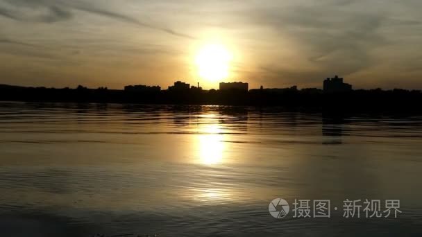 夏日美丽日落的浪漫湖泊视频