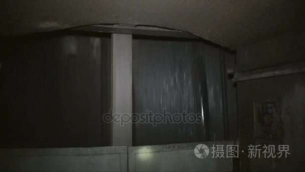 下降到煤矿在一个电梯笼子视频