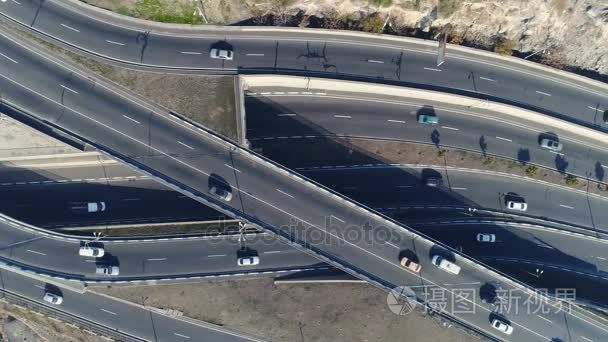 城市道路景观曲线与汽车鸟瞰视频