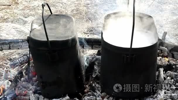 两个锅热浅炭在慢动作视频