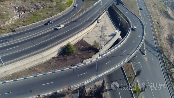 城市道路景观曲线与汽车鸟瞰视频
