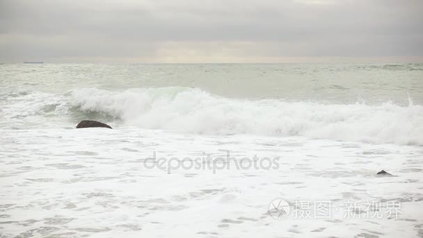 美丽的风暴波浪和船在地平线视频