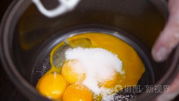 糕点师傅巧妙地执行假日订单视频