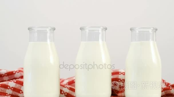 三牛奶瓶白色背景幻灯片视频