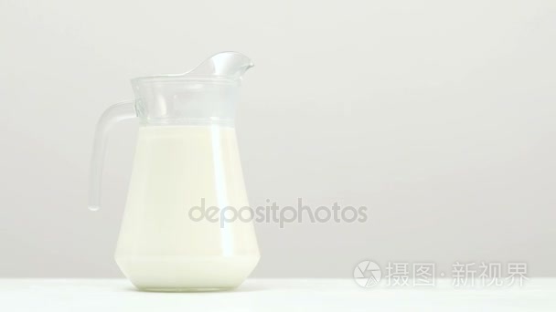 玻璃牛奶罐白色背景有机乳品视频