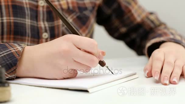 女坐书法练习写作艺术视频