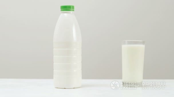 健康生活方式妇女牛奶钙蛋白质视频
