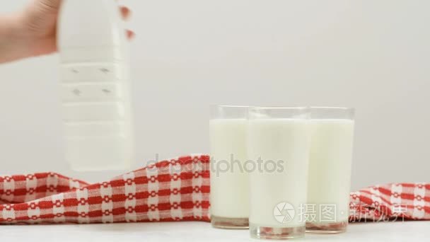 瓶三杯牛奶健康生活方式视频